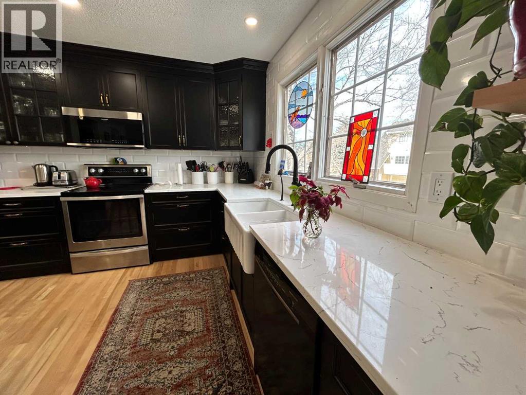 Single Family House 4 Level for Sale in  Point Mckay Gardens NW Point McKay Calgary 