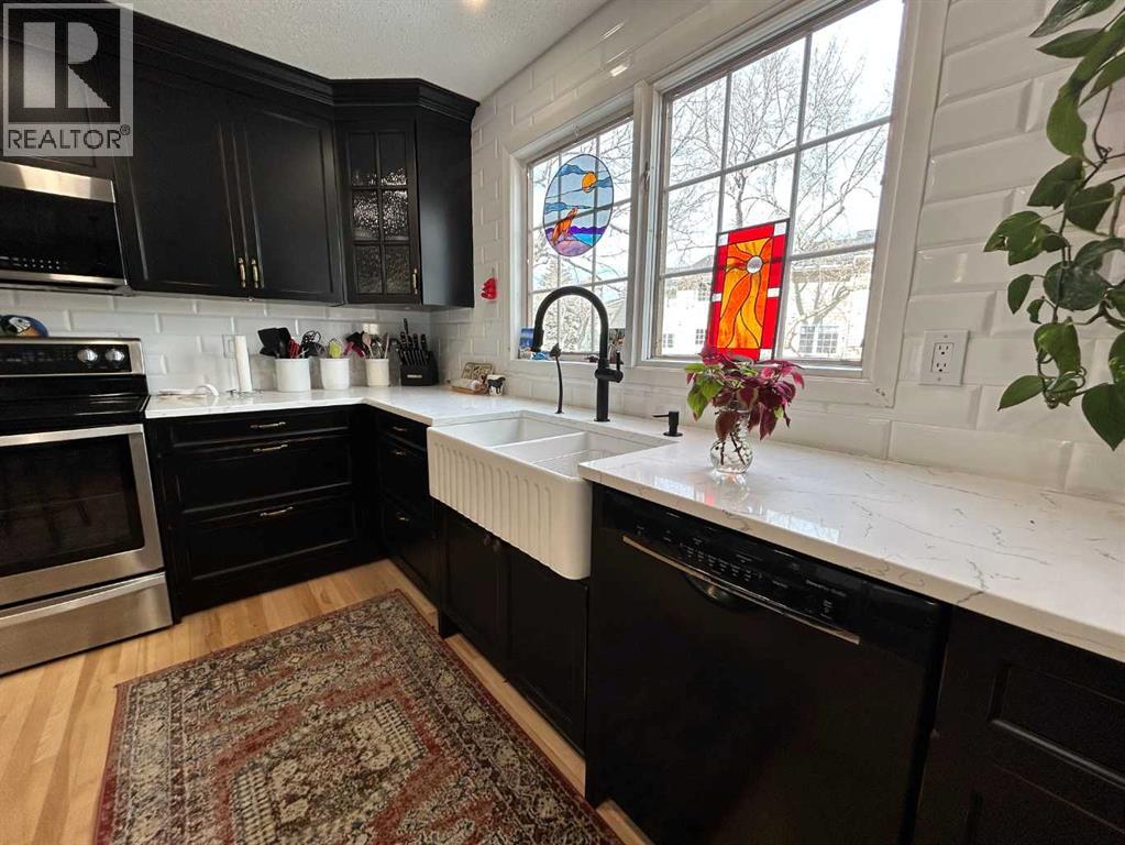 Single Family House 4 Level for Sale in  Point Mckay Gardens NW Point McKay Calgary 