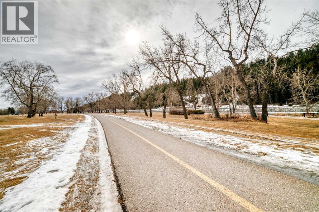 Single Family House 4 Level for Sale in  Point Mckay Gardens NW Point McKay Calgary 