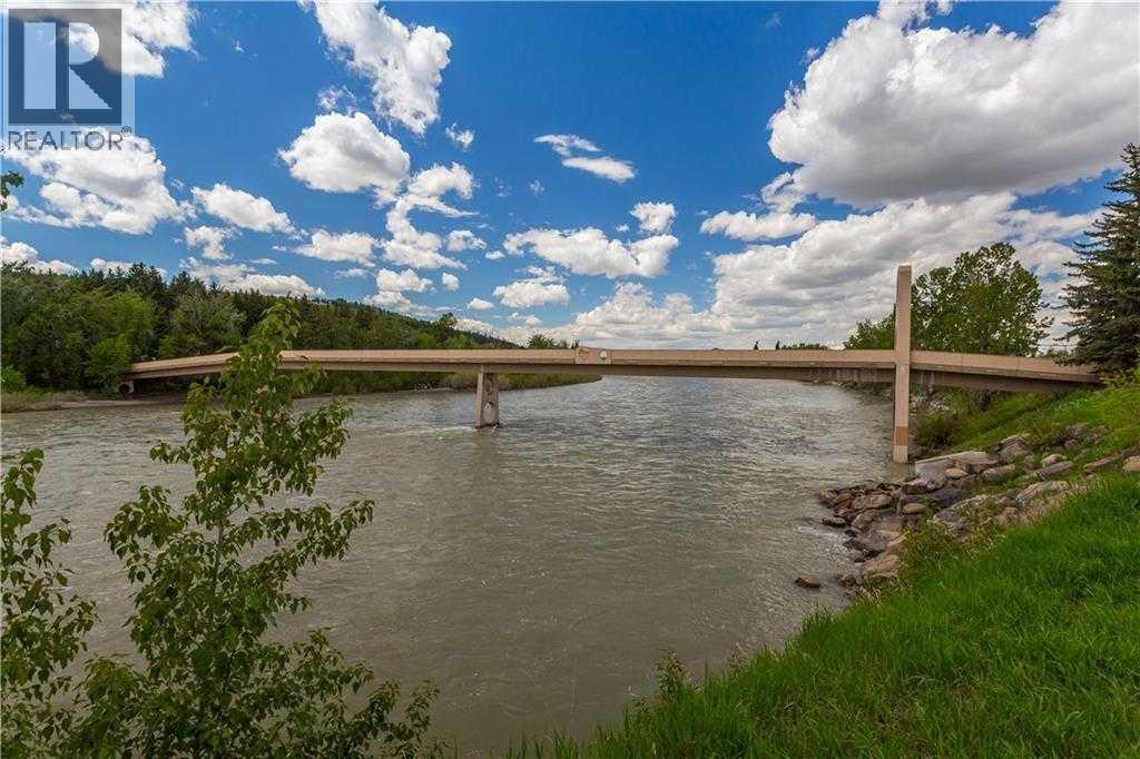 Single Family House 4 Level for Sale in  Point Mckay Gardens NW Point McKay Calgary 