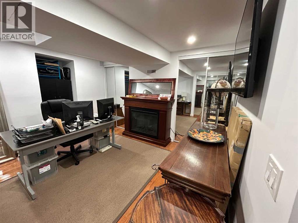 Single Family House 4 Level for Sale in  Point Mckay Gardens NW Point McKay Calgary 