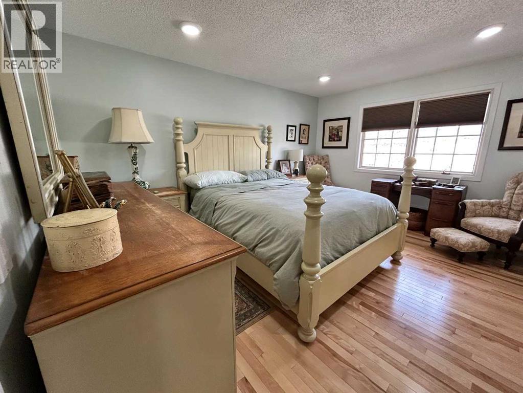 Single Family House 4 Level for Sale in  Point Mckay Gardens NW Point McKay Calgary 