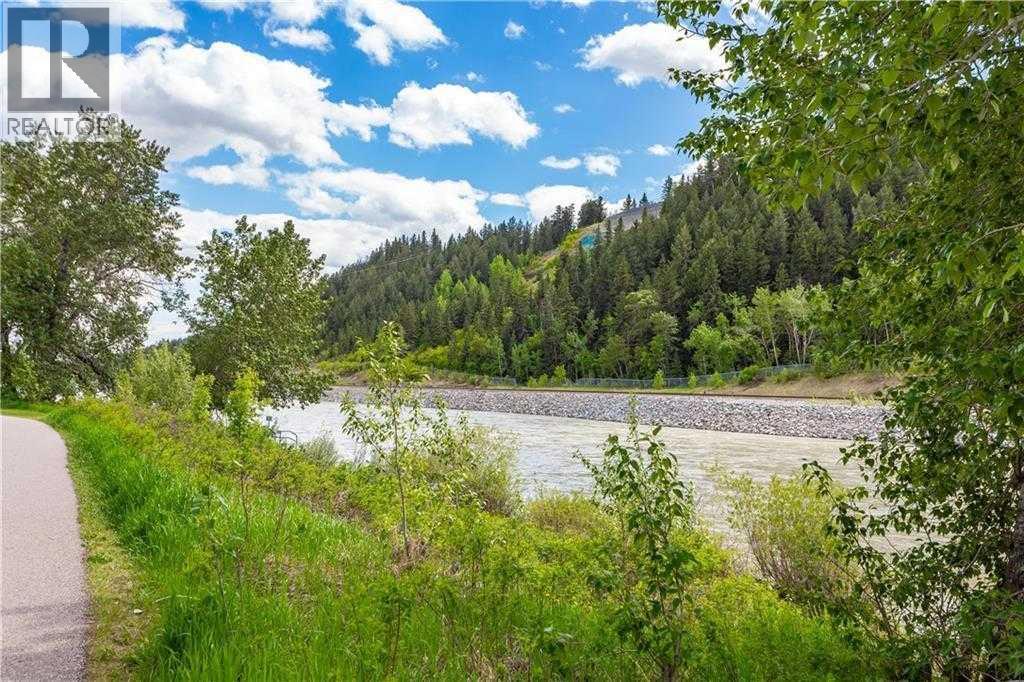 Single Family House 4 Level for Sale in  Point Mckay Gardens NW Point McKay Calgary 