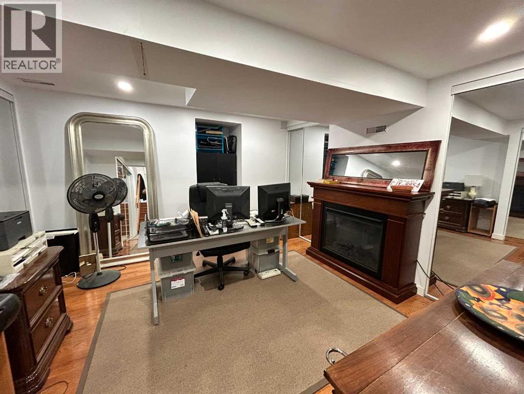 Single Family House 4 Level for Sale in  Point Mckay Gardens NW Point McKay Calgary 