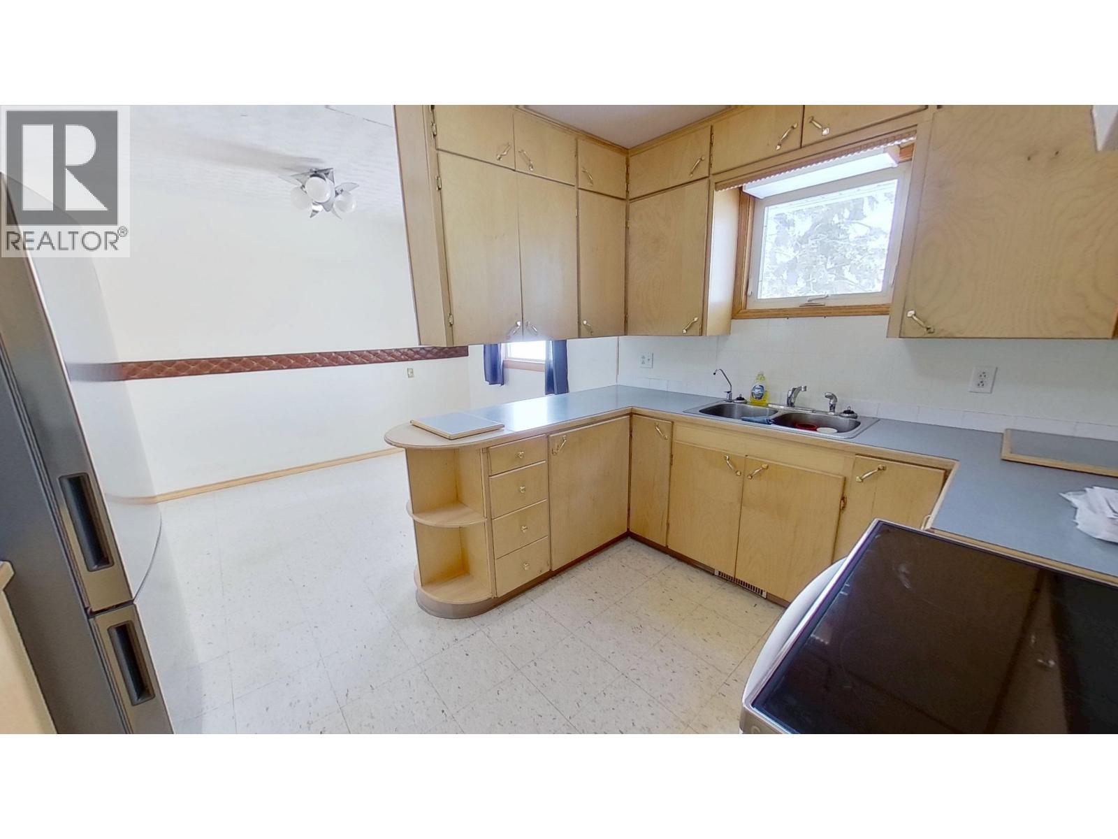 8112-8116 95 AVENUE - 9