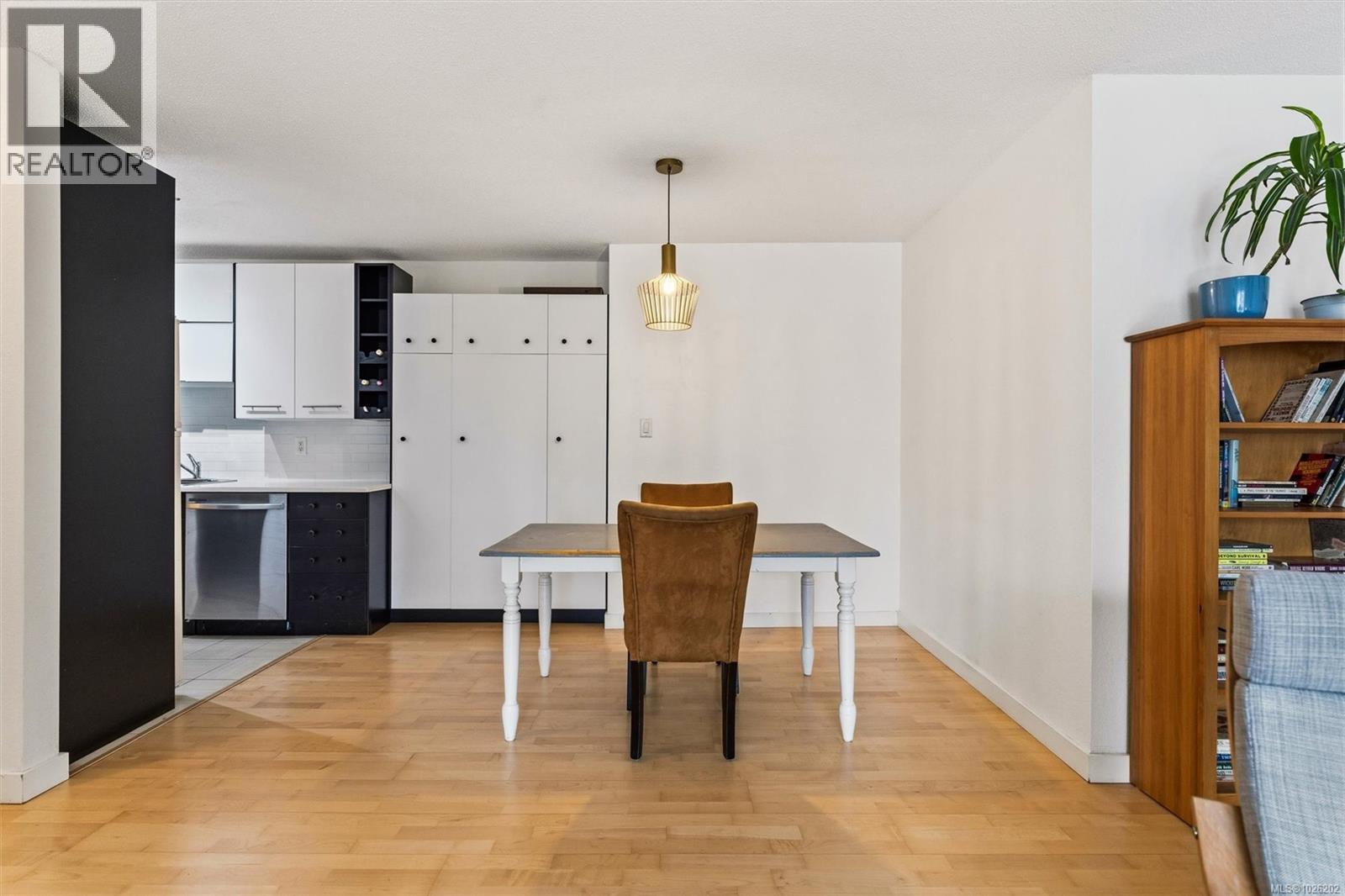 206 1040 Rockland Ave, Victoria