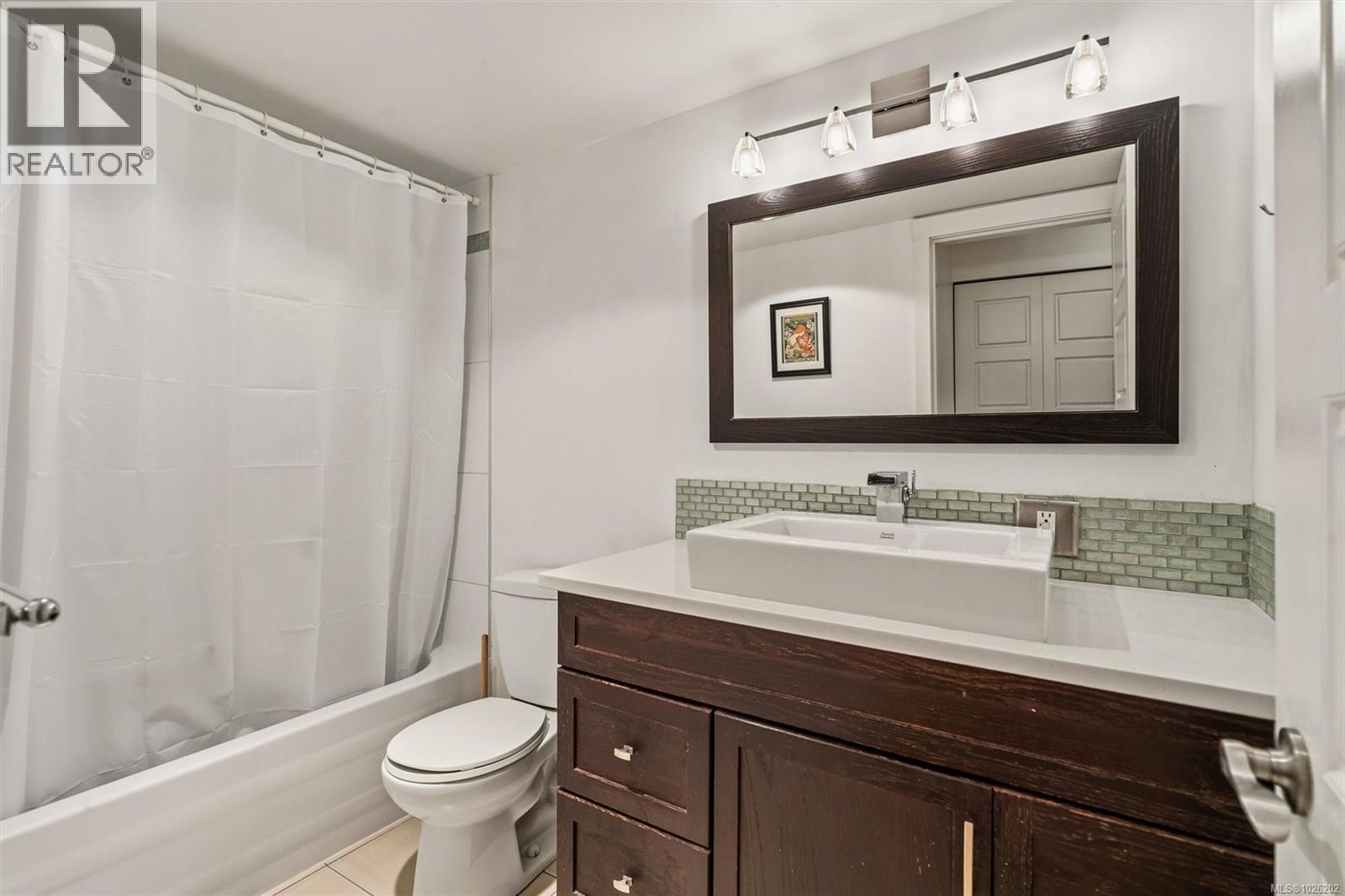 206 1040 Rockland Ave, Victoria