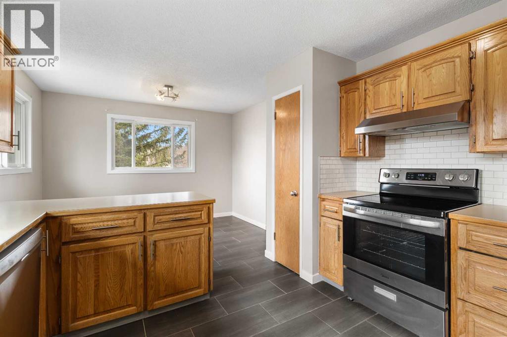 Single Family House Bungalow for Sale in  Hunterfield Road NW Huntington Hills Calgary 