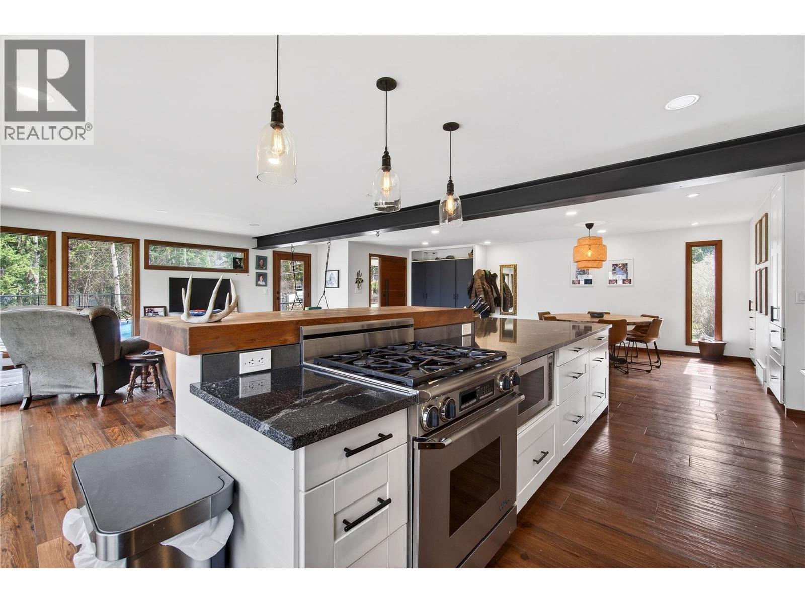 1040 Old Auto Road SE, Salmon Arm