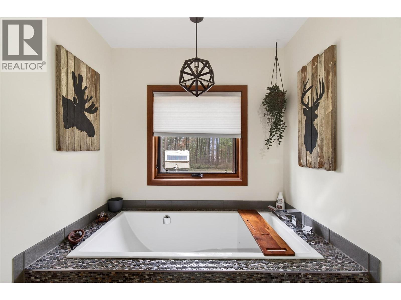 1040 Old Auto Road SE, Salmon Arm