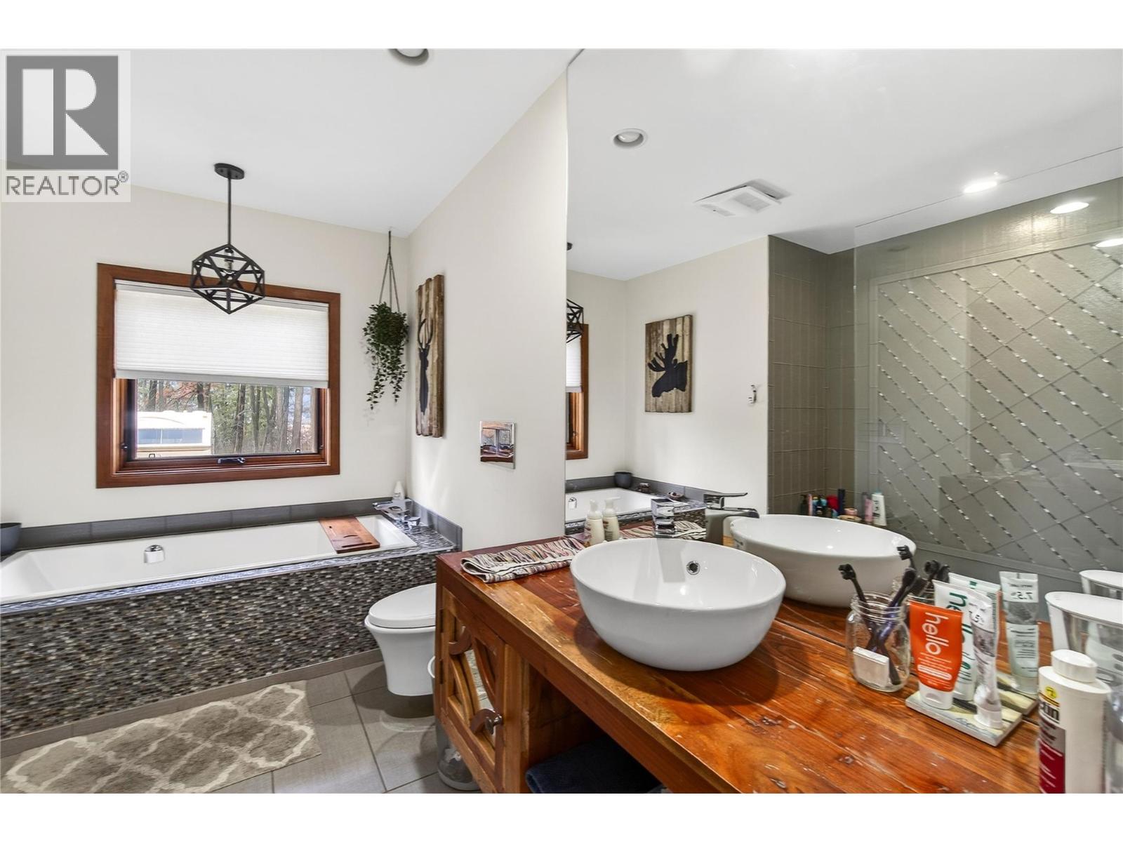 1040 Old Auto Road SE, Salmon Arm