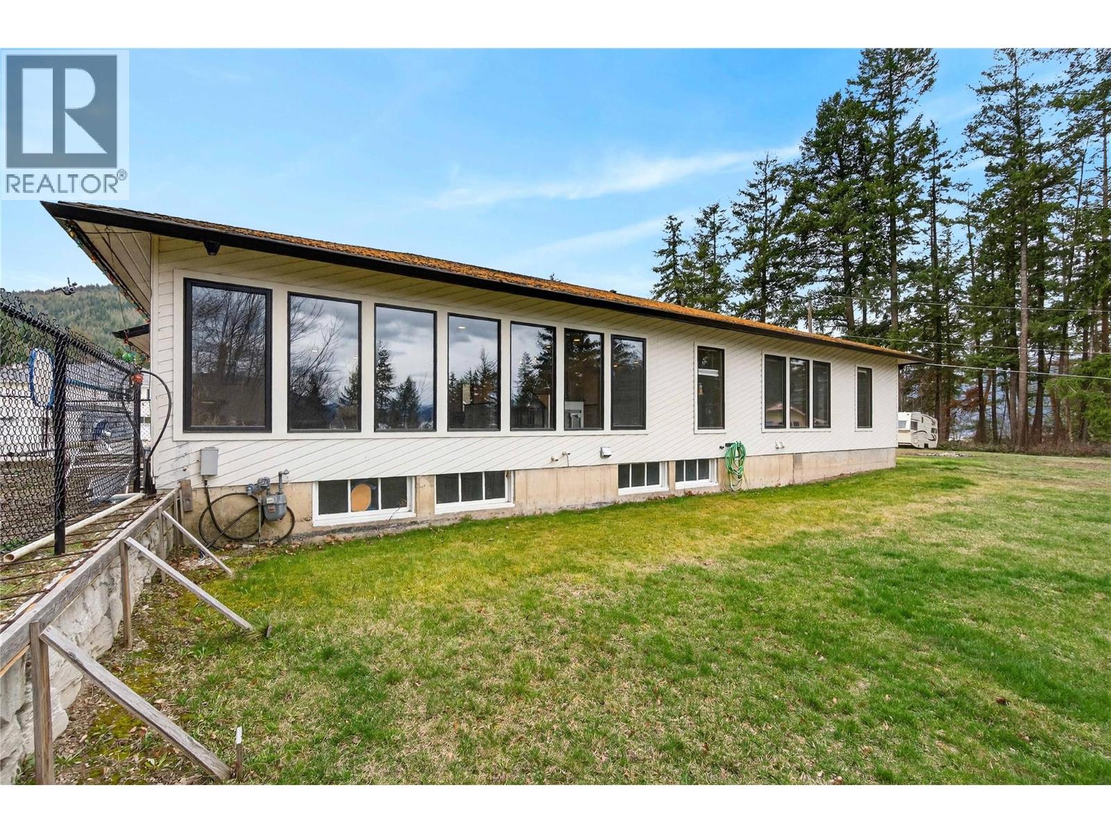 1040 Old Auto Road SE, Salmon Arm