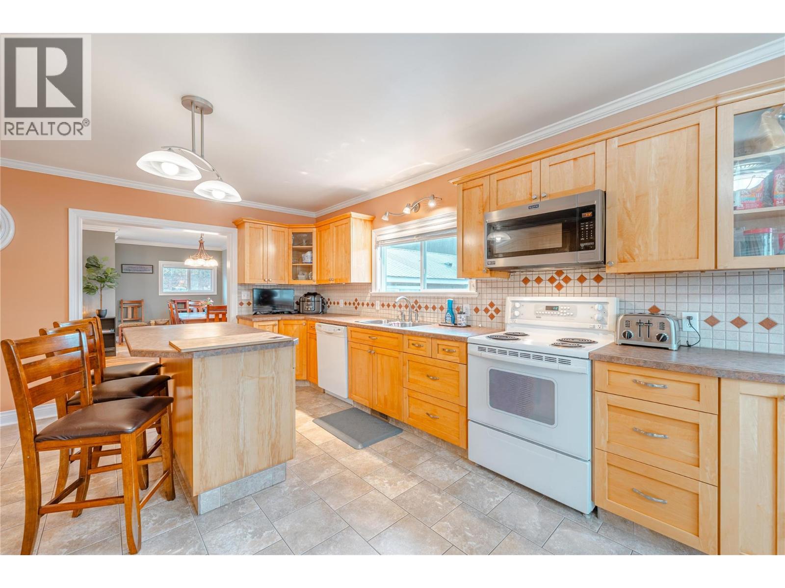 819 Victoria Road W - 13
