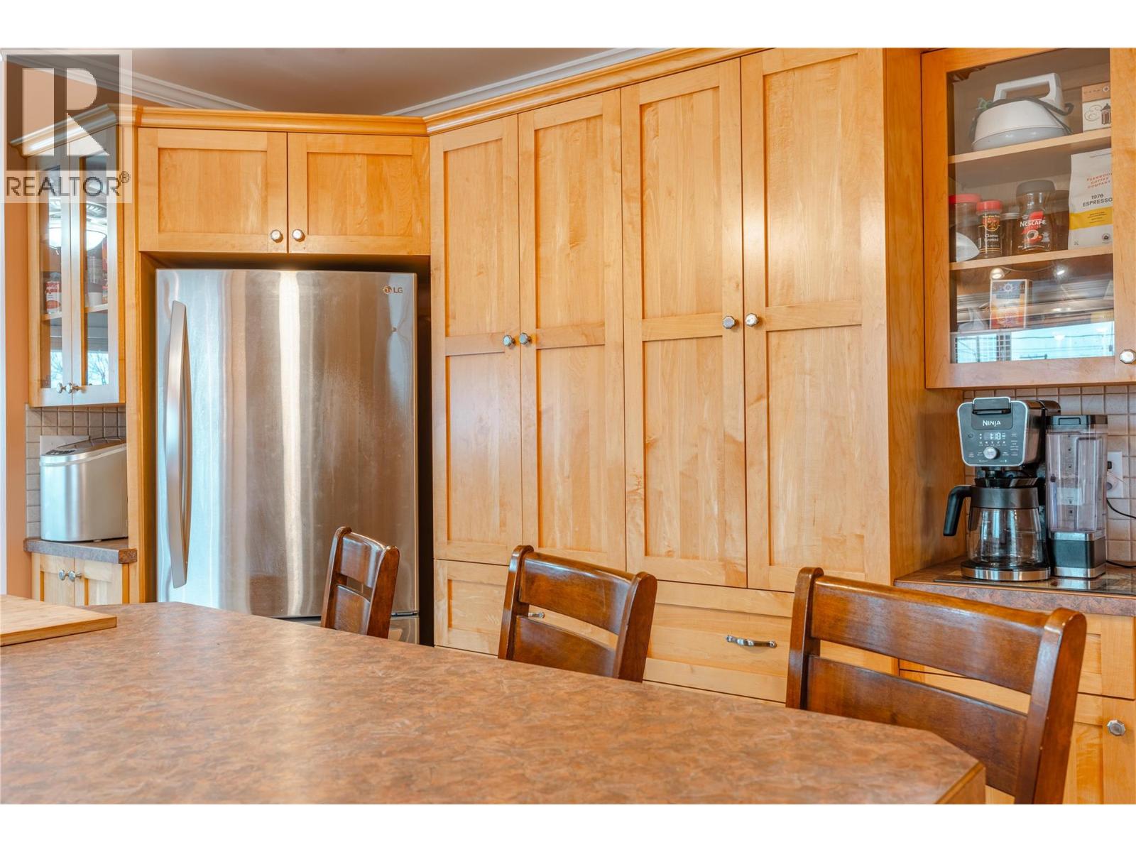 819 Victoria Road W - 15