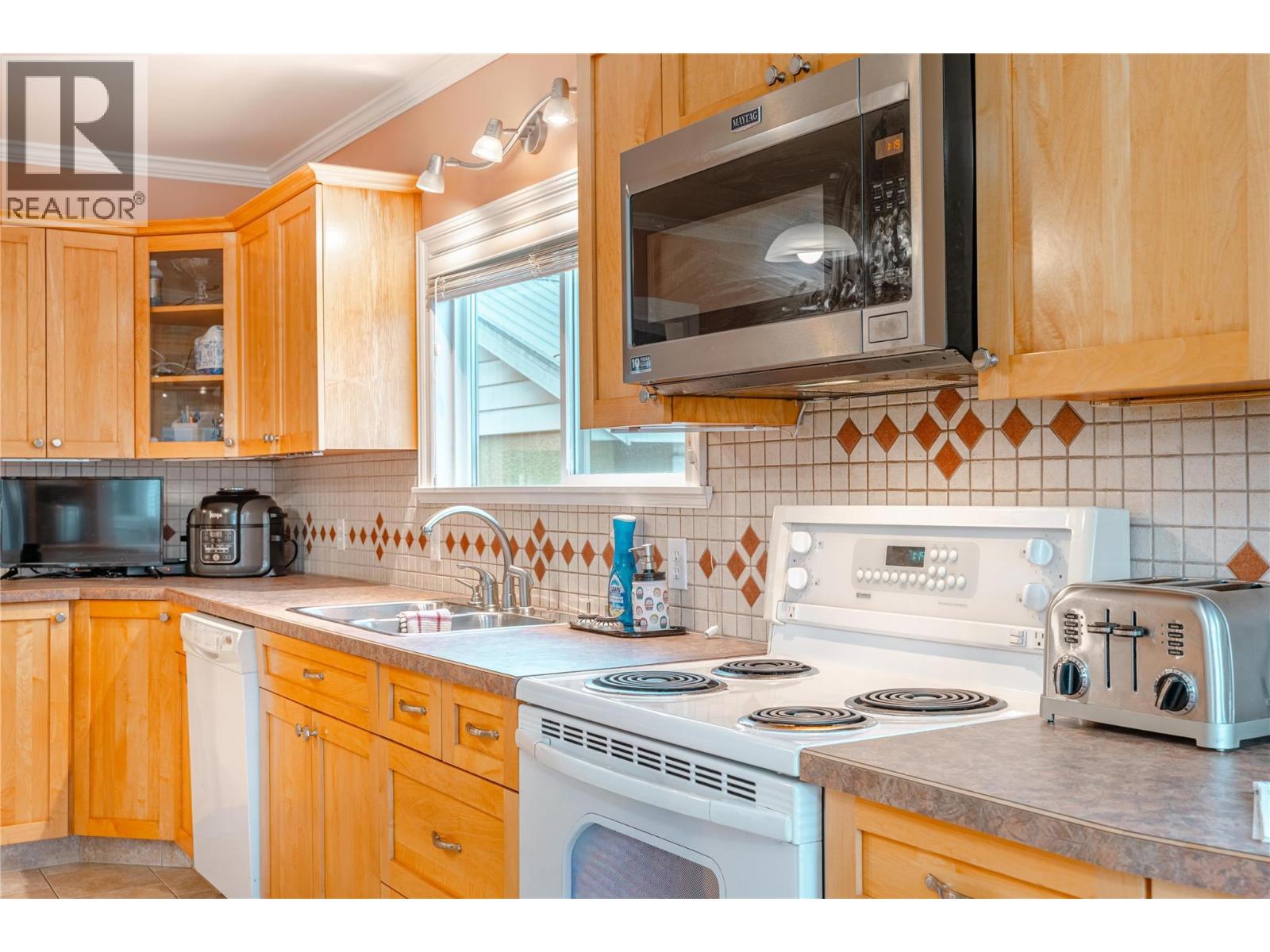 819 Victoria Road W - 17