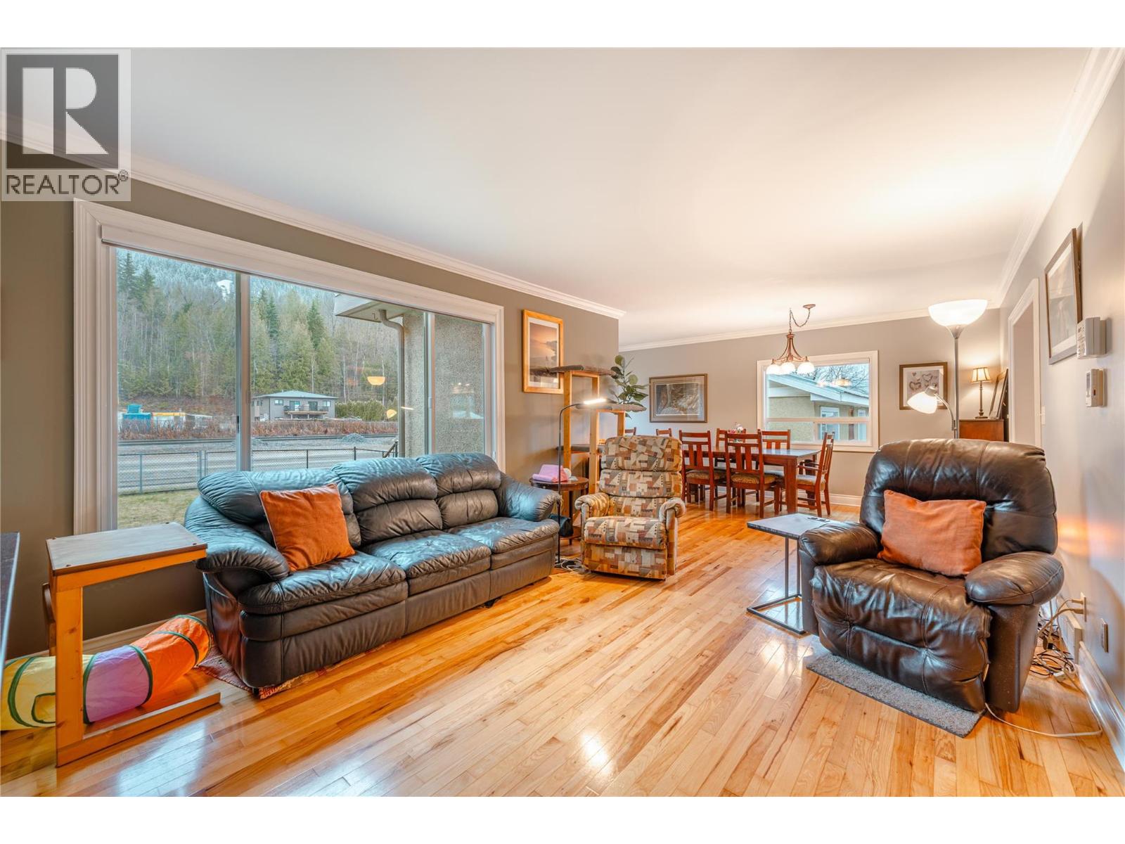 819 VICTORIA ROAD W - 27