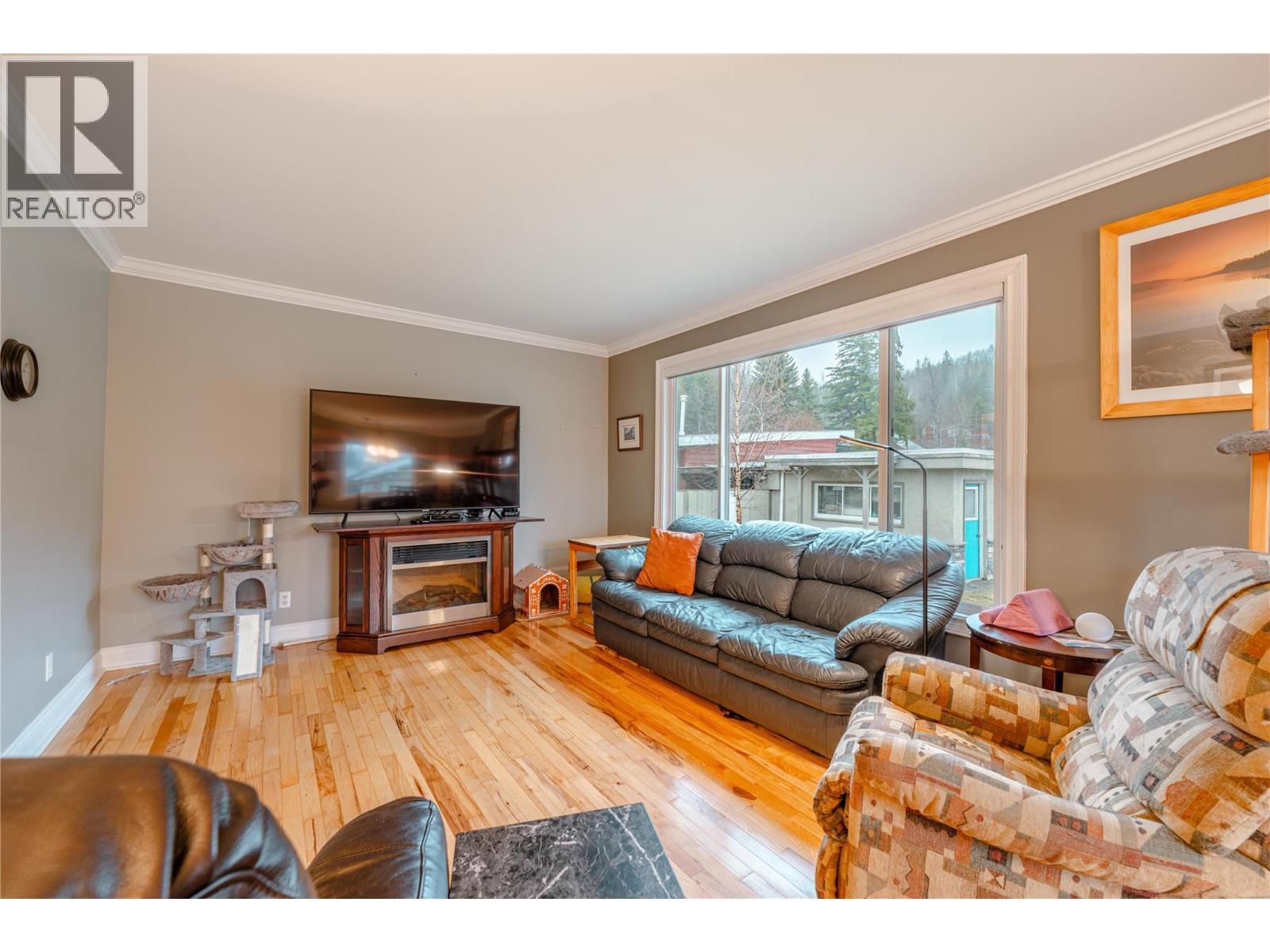 819 VICTORIA ROAD W - 28