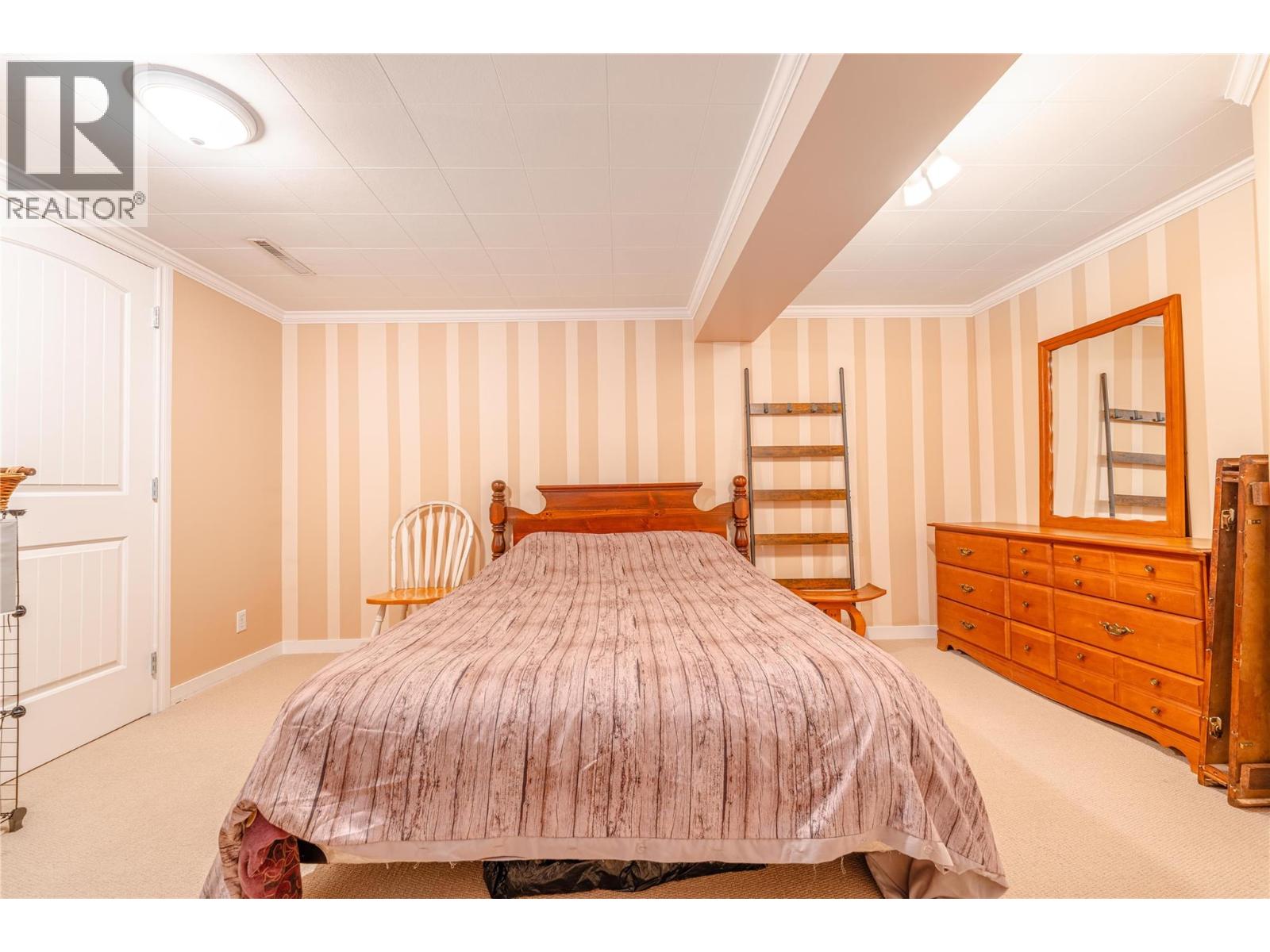 819 VICTORIA ROAD W - 33