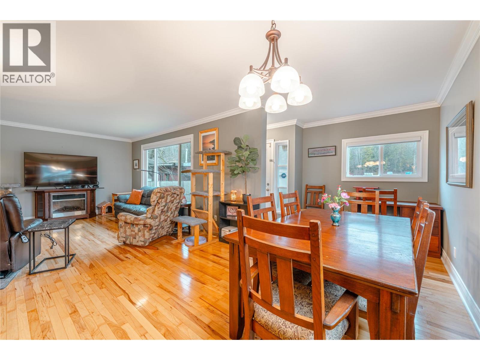 819 VICTORIA ROAD W - 24