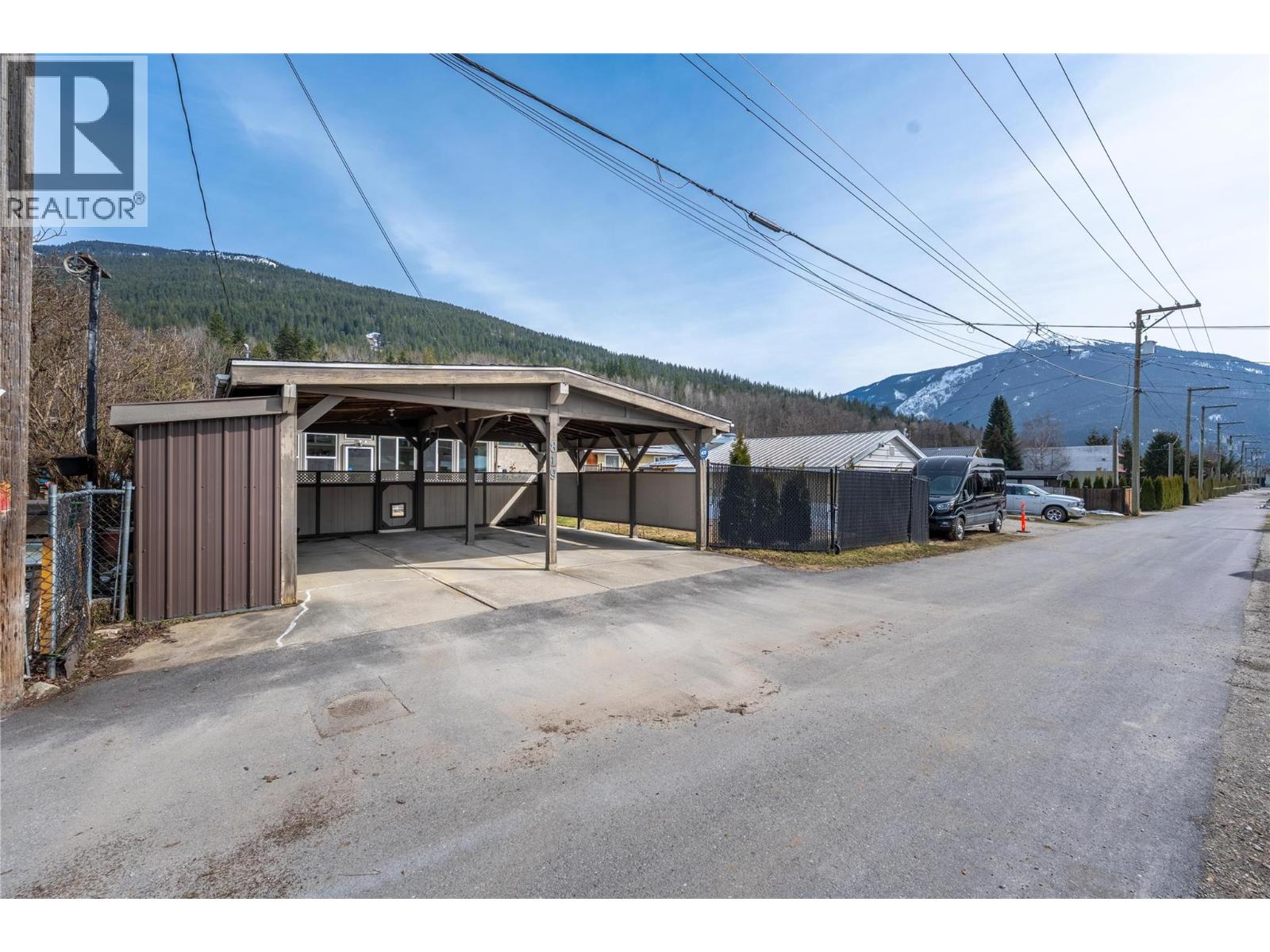 819 Victoria Road W - 11