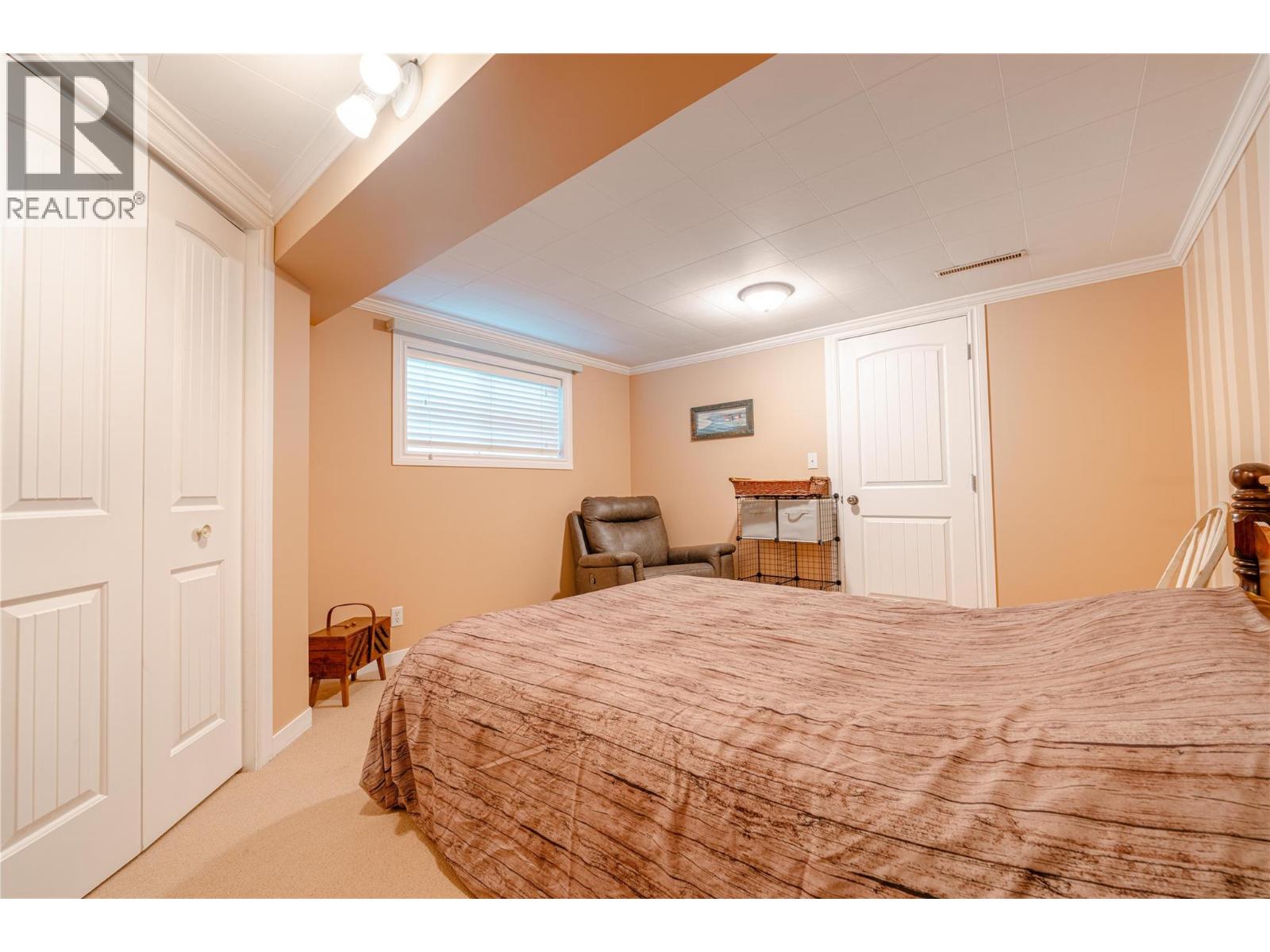 819 Victoria Road W - 34