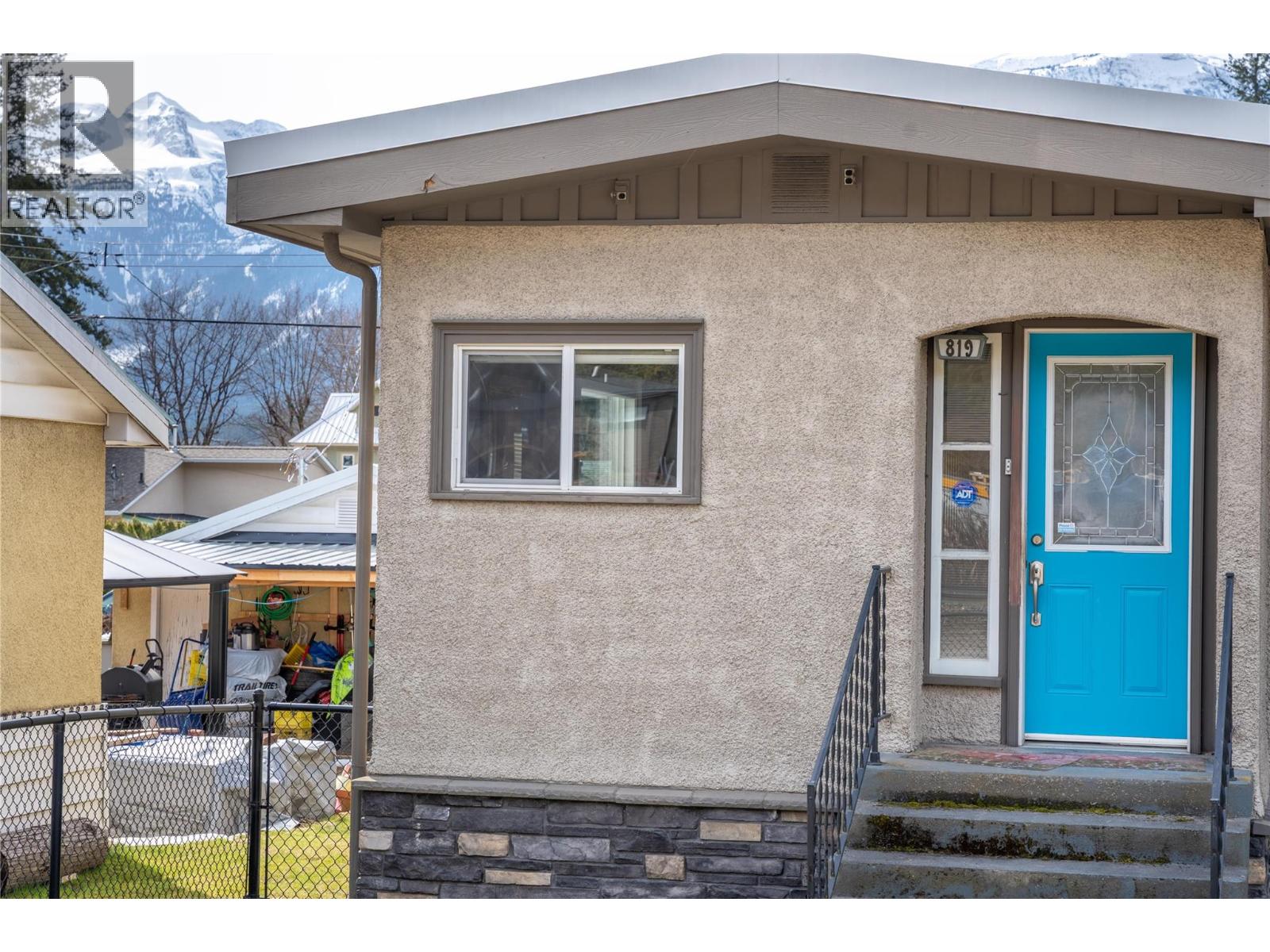 819 VICTORIA ROAD W - 45