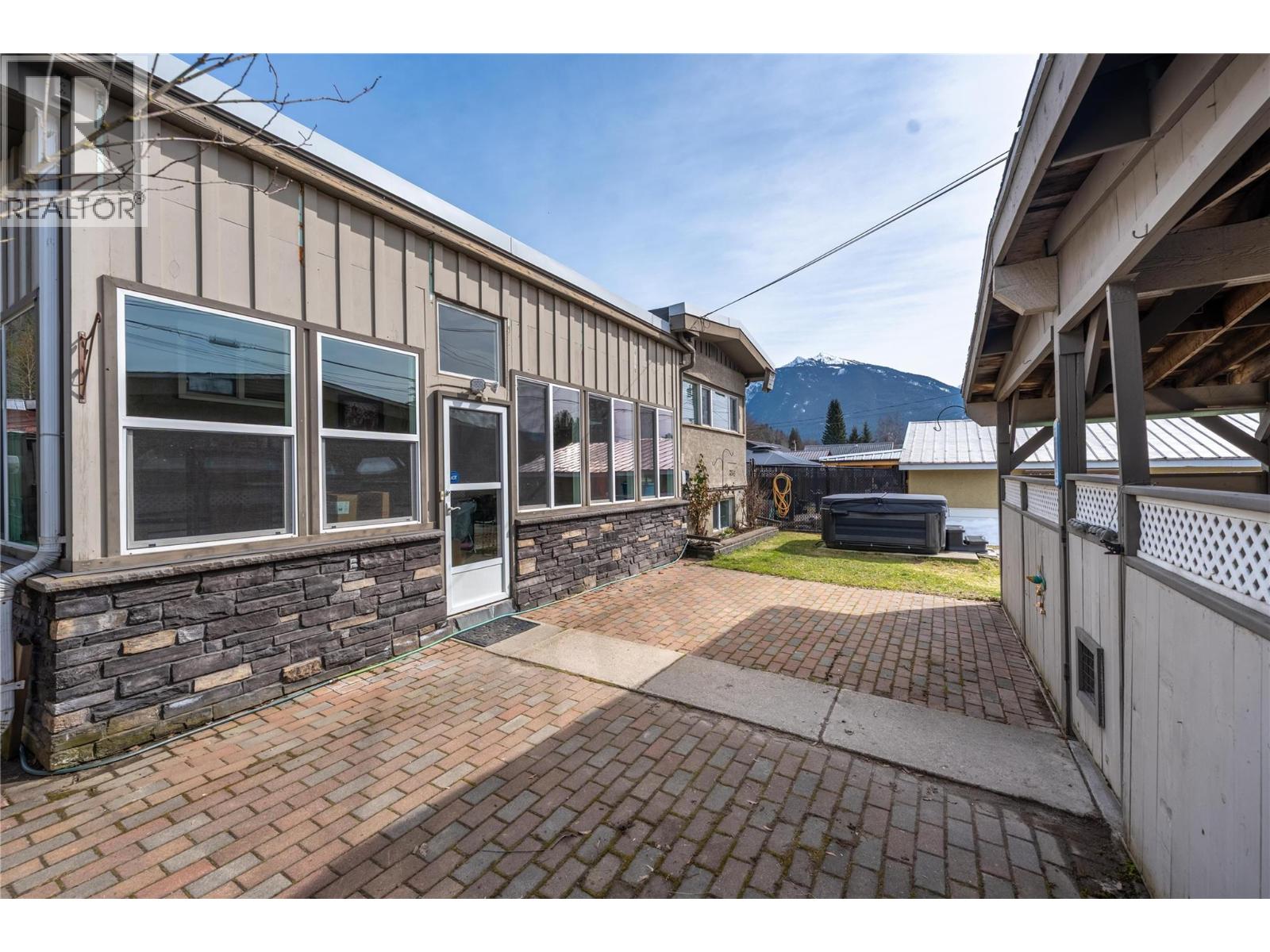 819 VICTORIA ROAD W - 7