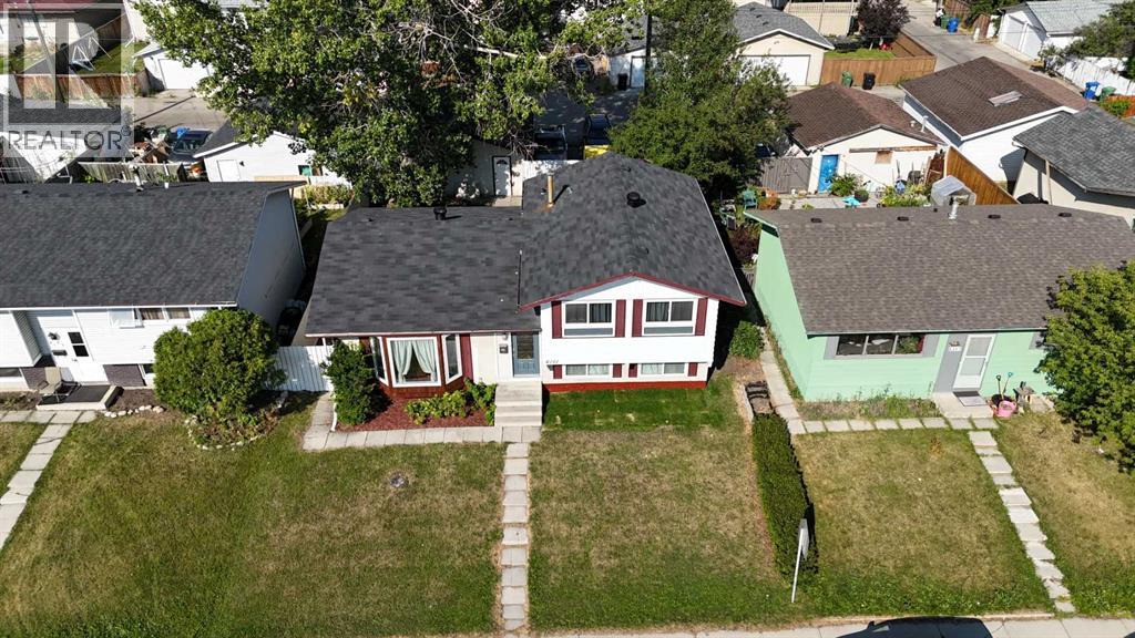 Single Family House 4 Level for Sale in  Penworth Road SE Penbrooke Meadows Calgary 