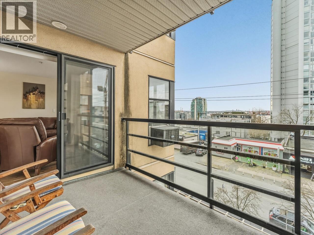 402 124 W 3RD STREET, North Vancouver