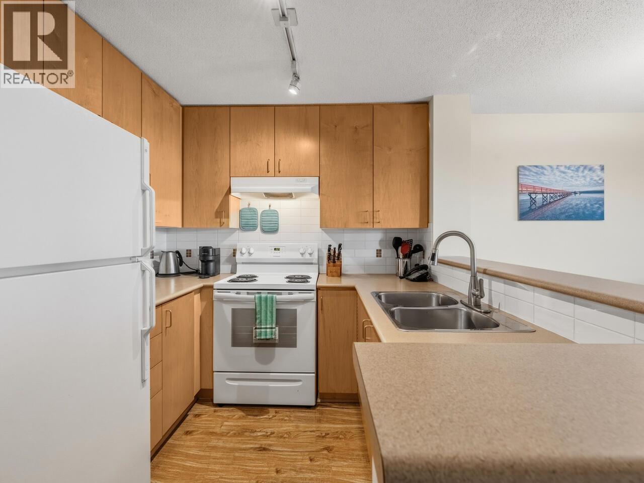 402 124 W 3RD STREET — photo 2