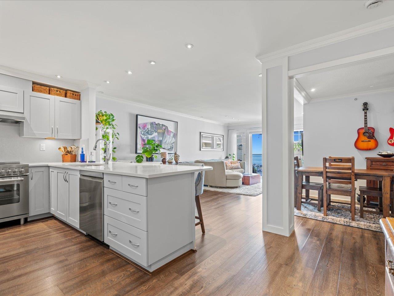 406 15621 MARINE DRIVE, White Rock