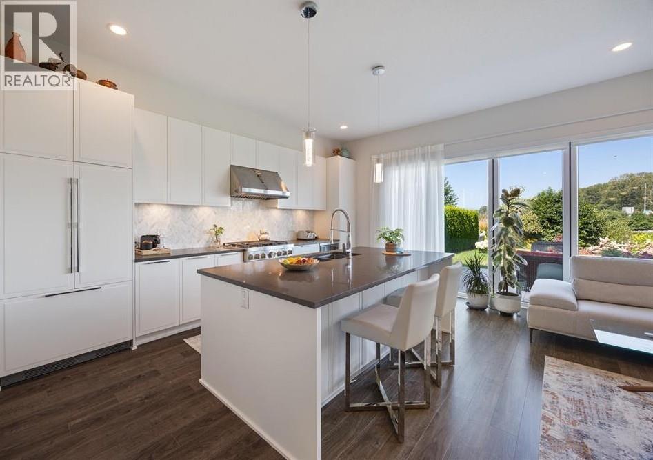 #12B-5551 ADMIRAL Way, Delta