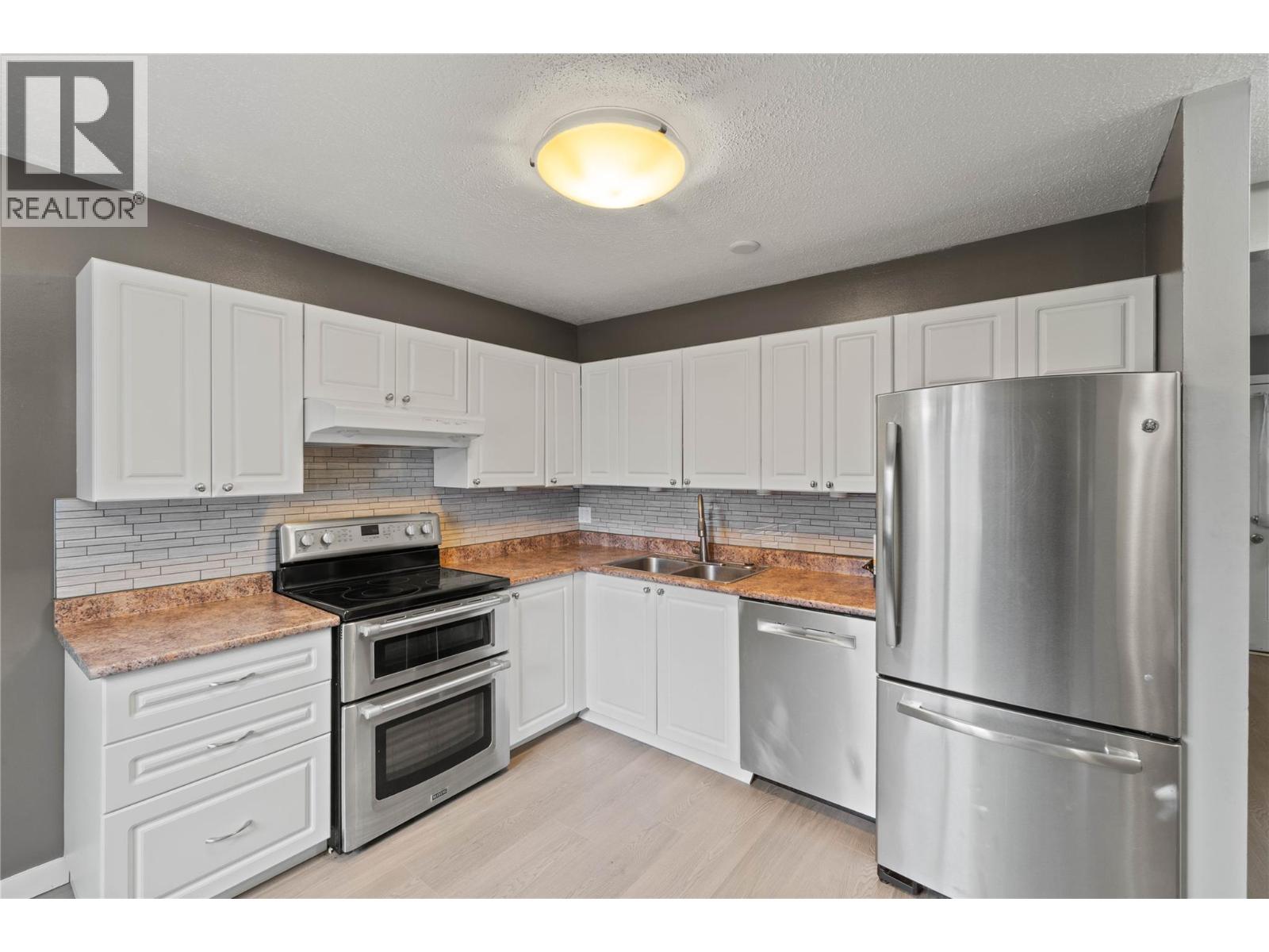 18 1697 GREENFIELD Avenue - photo 2