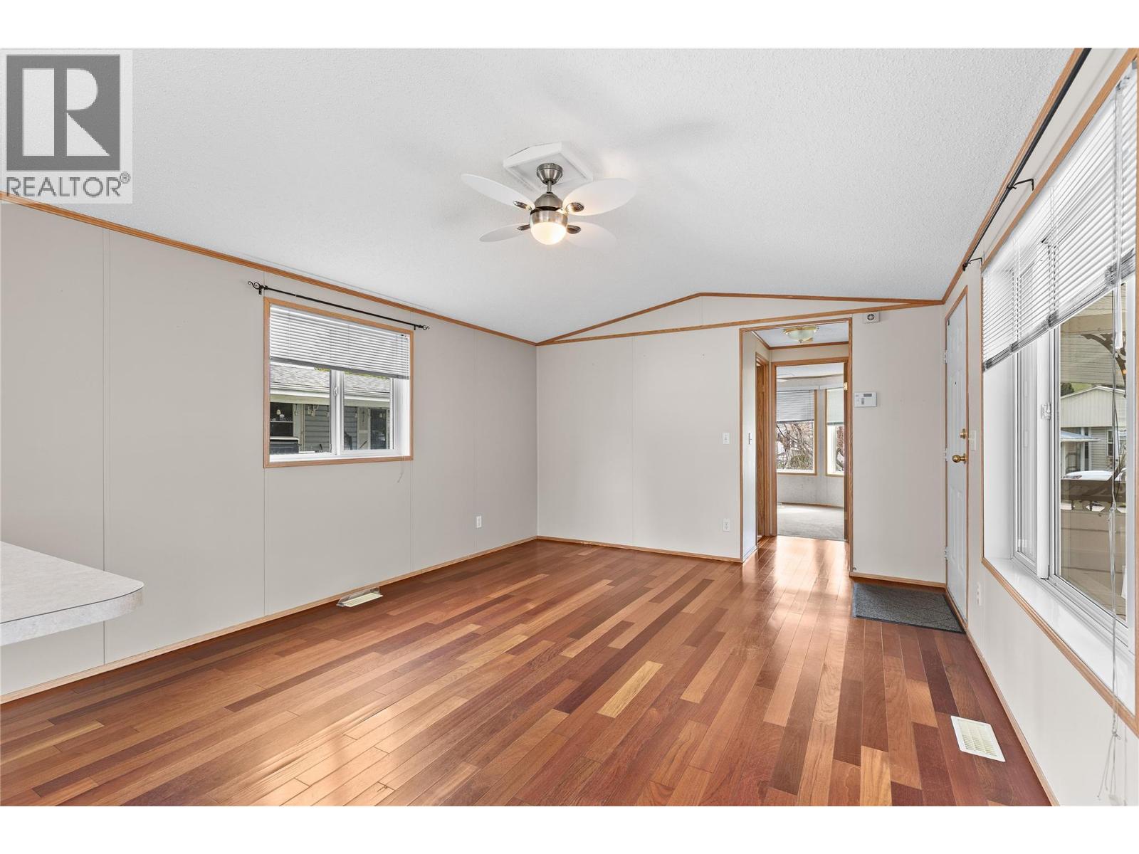 #32 5484 25 Avenue - 27