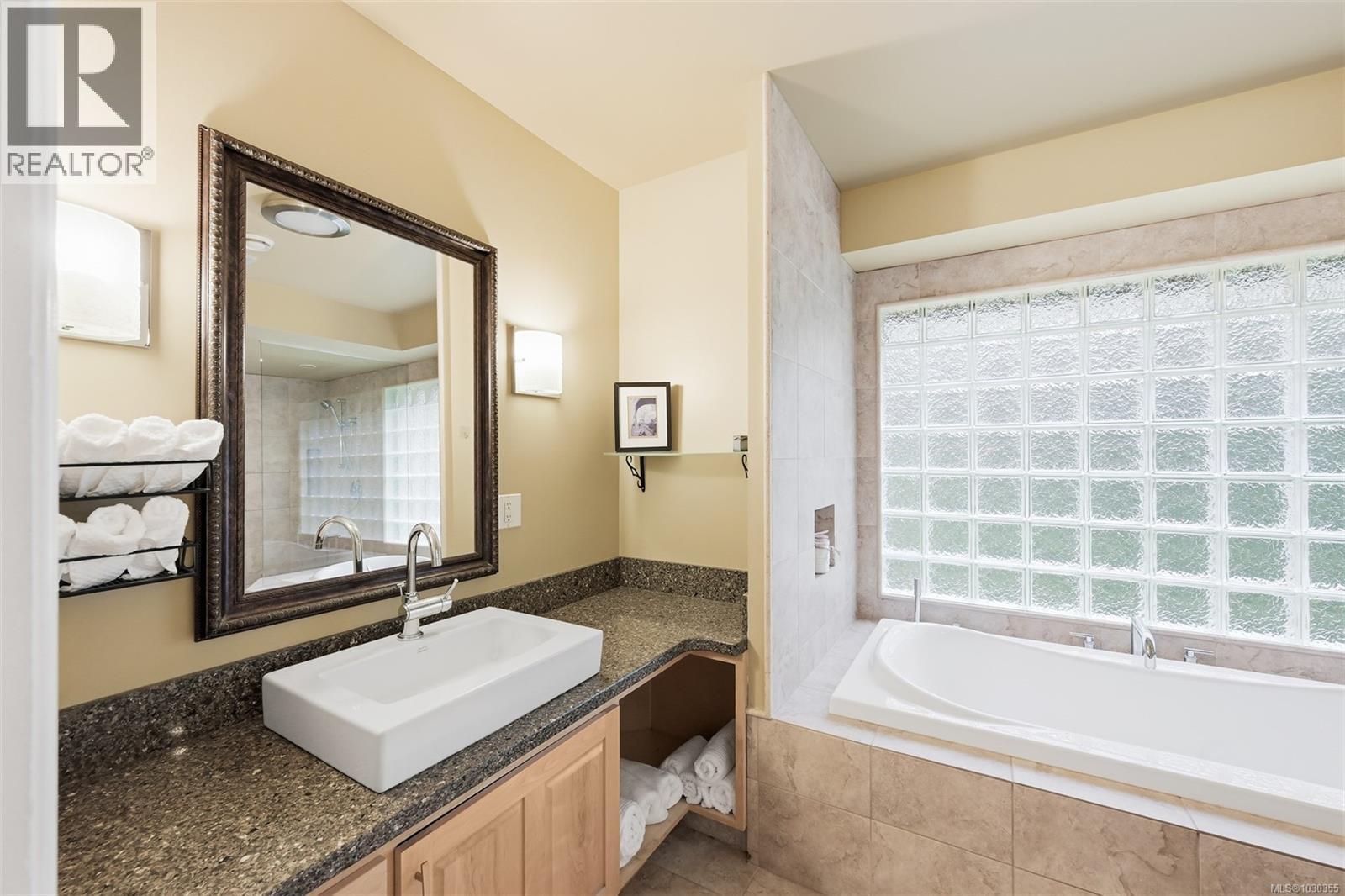 11391 WEST SAANICH RD - 31