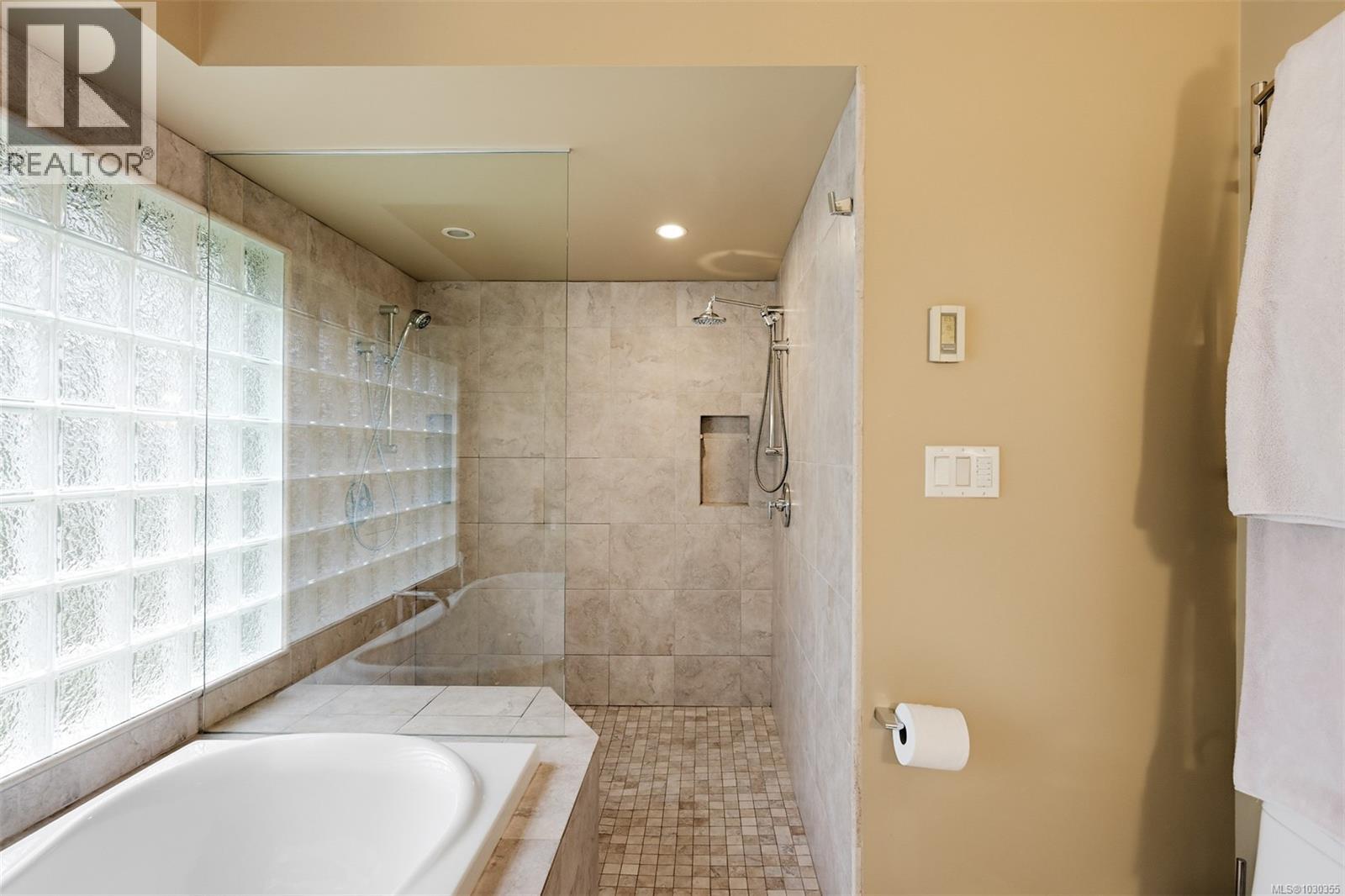 11391 WEST SAANICH RD - 32