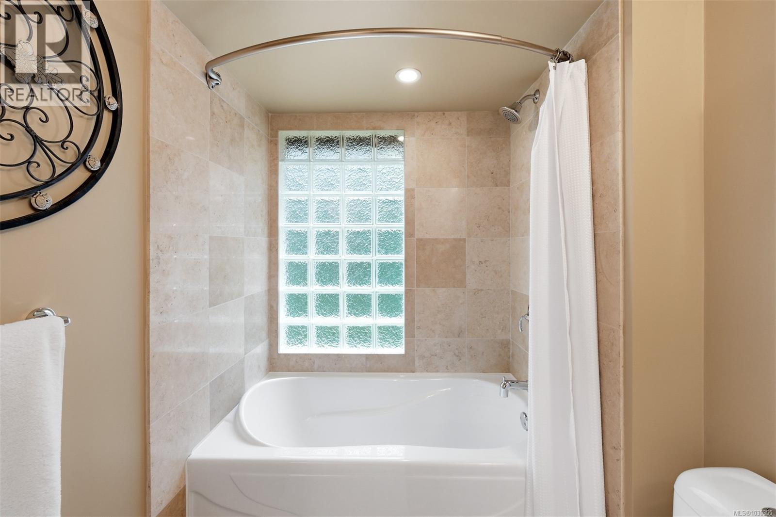 11391 WEST SAANICH RD - 35