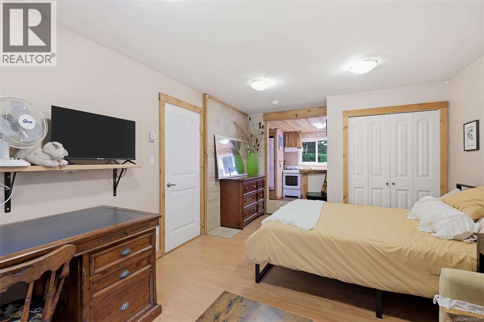 11391 WEST SAANICH RD - 38