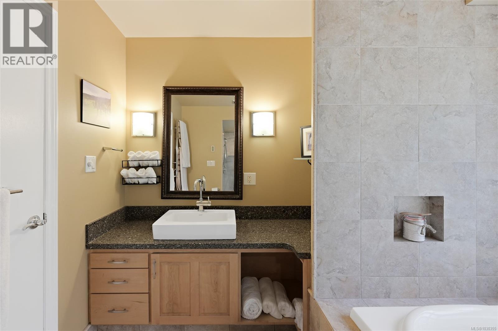 11391 WEST SAANICH RD - 60