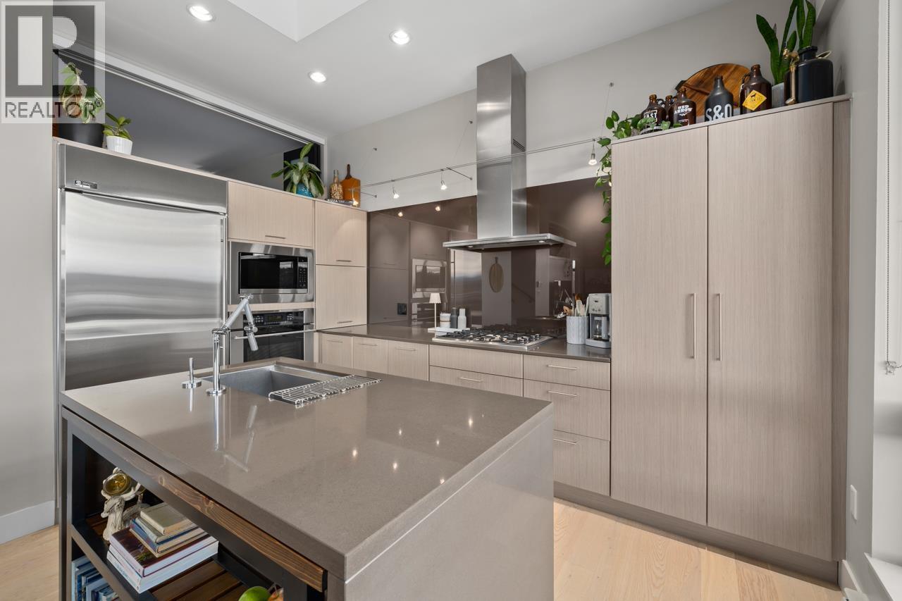 414 220 SALTER STREET, New Westminster