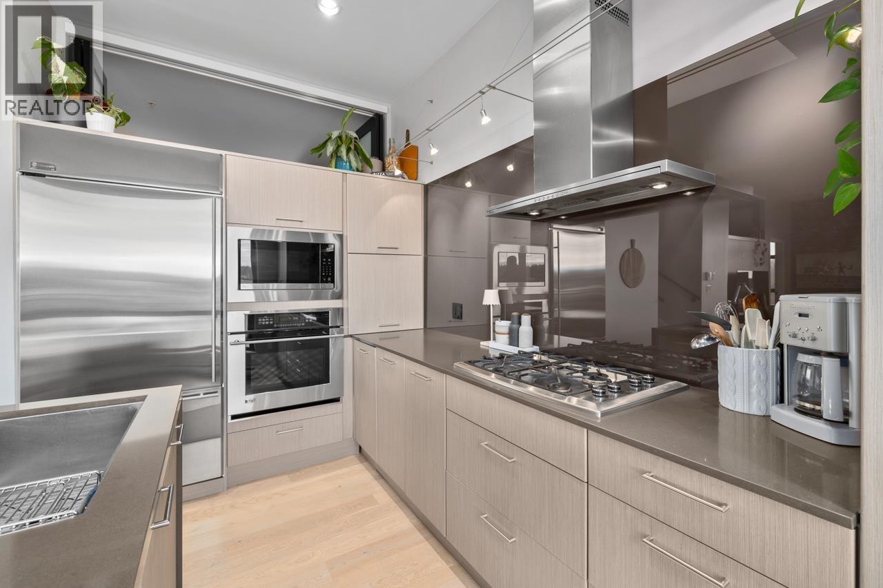 414 220 SALTER STREET, New Westminster