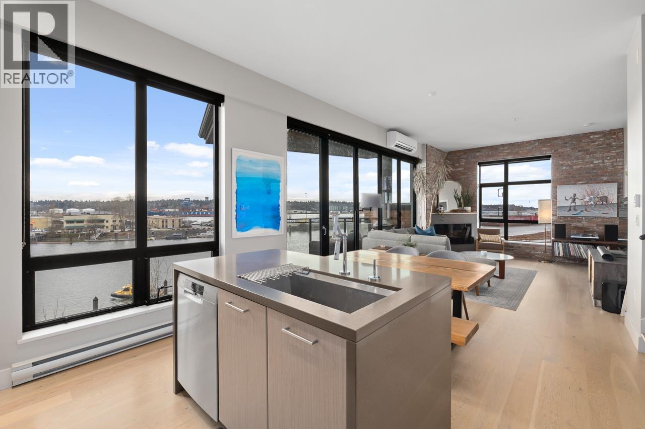 414 220 SALTER STREET, New Westminster