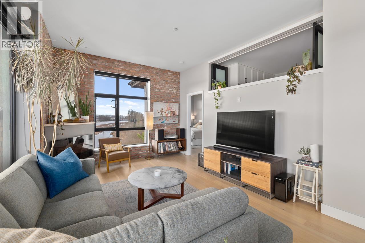 414 220 SALTER STREET, New Westminster