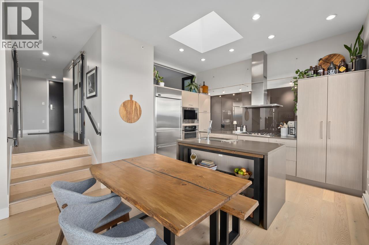 414 220 SALTER STREET, New Westminster