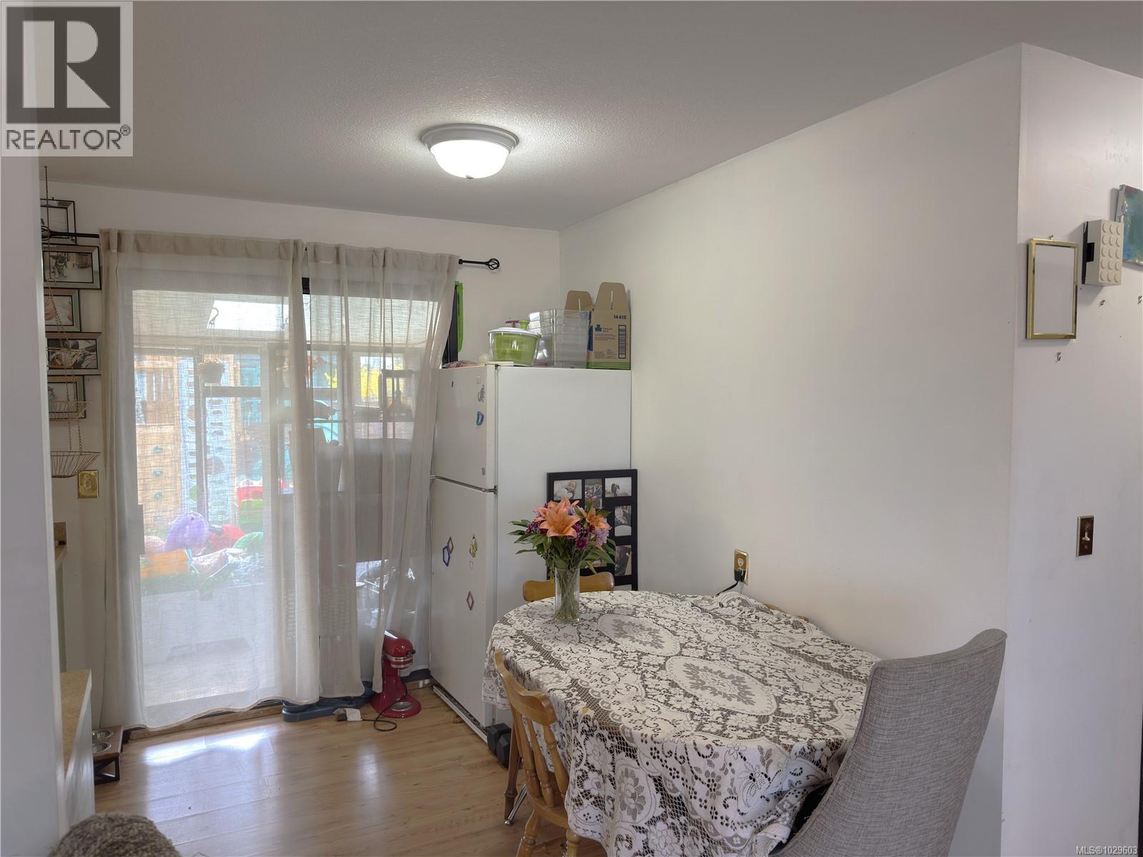 693 WEDGEWOOD CRES - 4