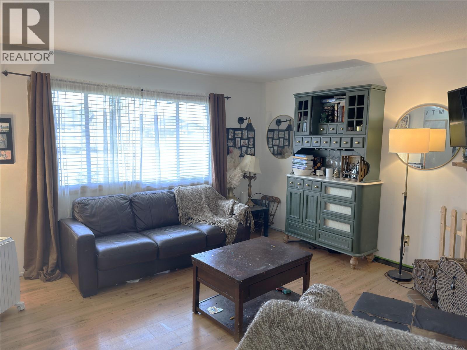 693 WEDGEWOOD CRES - Image 2