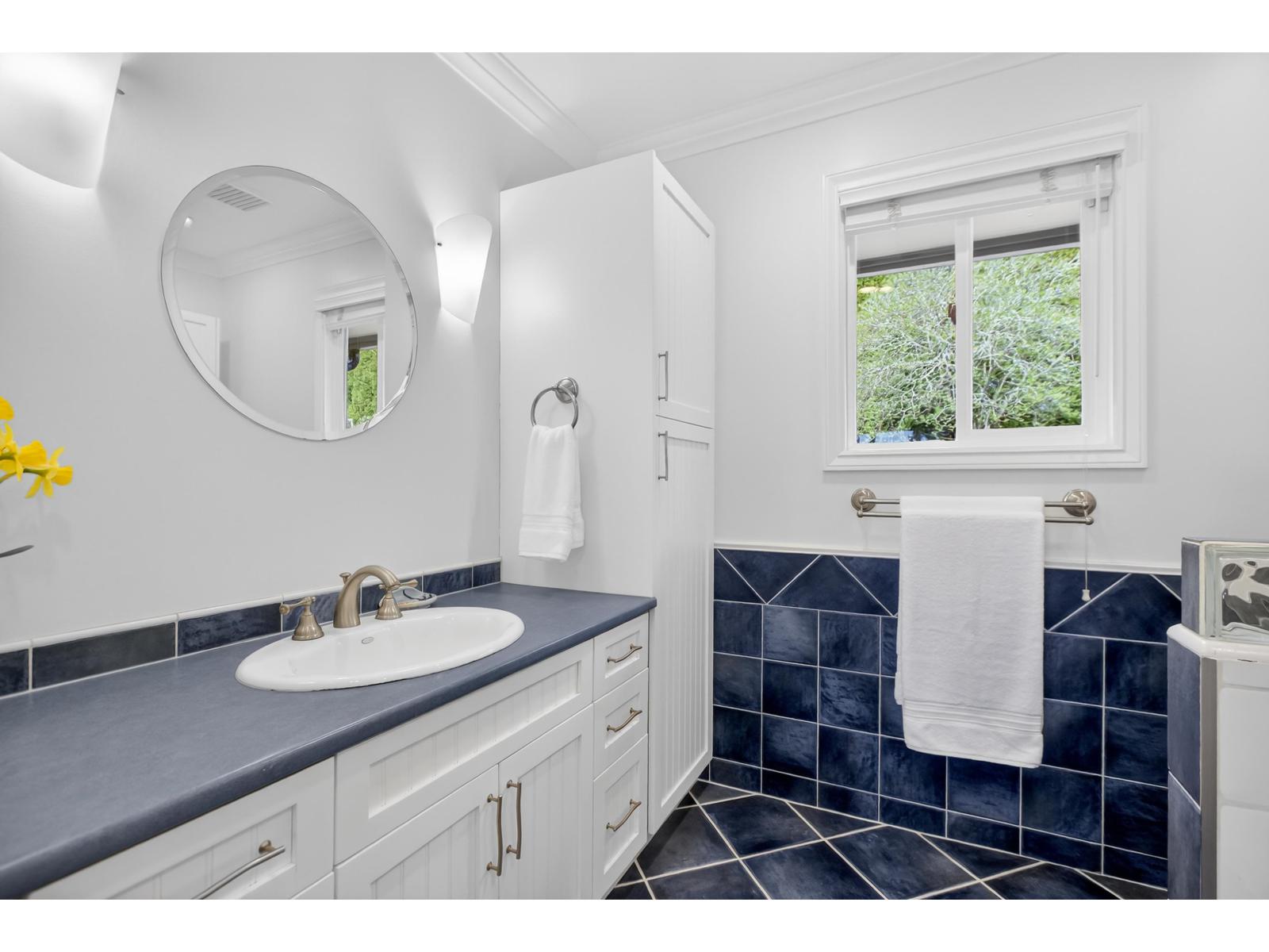 1279 EVERALL STREET, White Rock