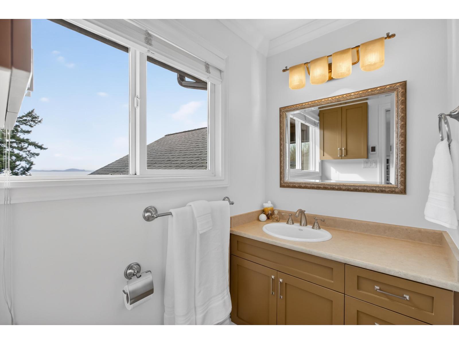 1279 EVERALL STREET, White Rock