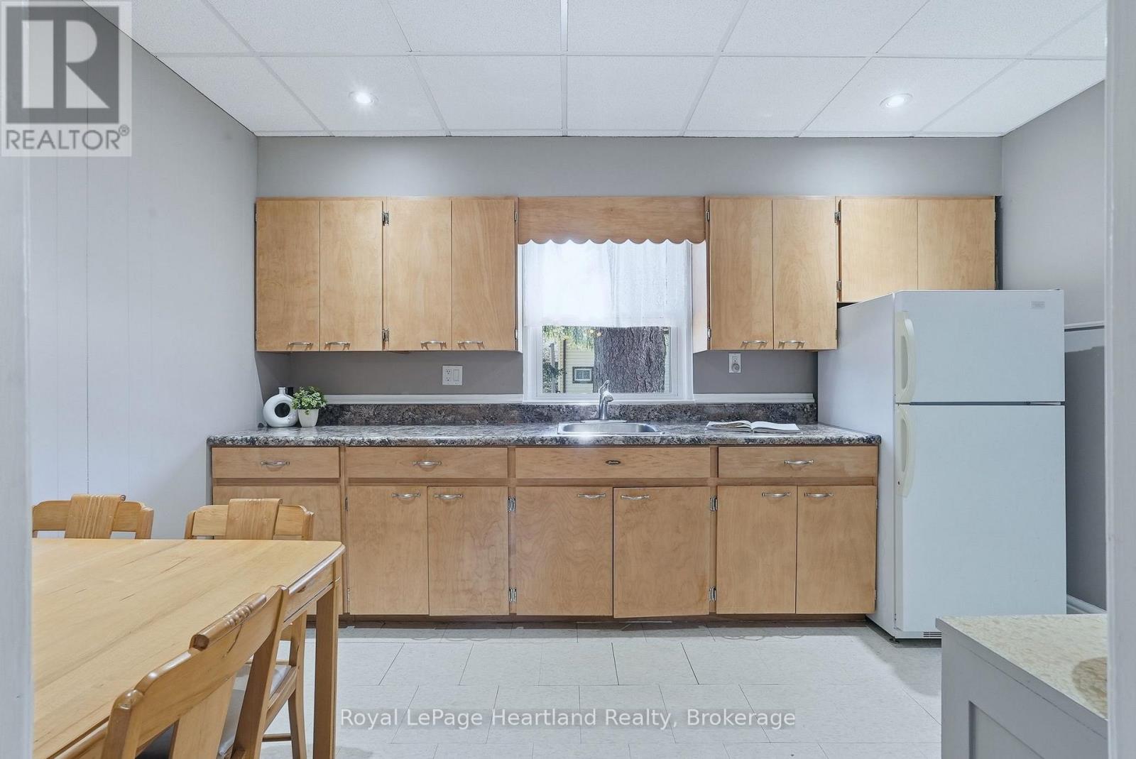 77 KING STREET S - 15