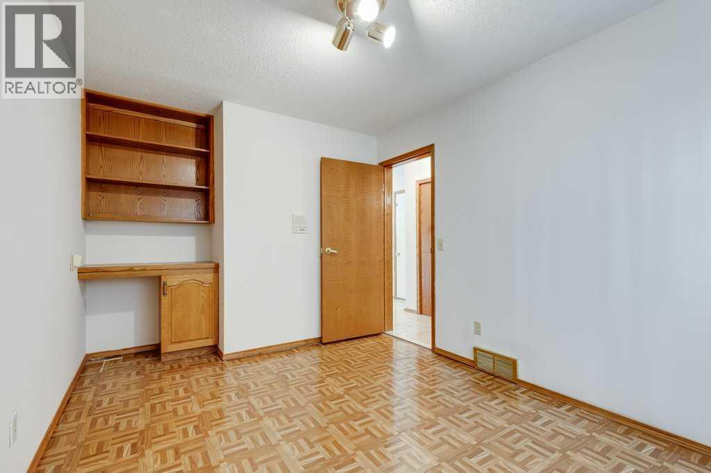 Single Family House for Sale in  Sienna Hills Drive SW Signal Hill Calgary 